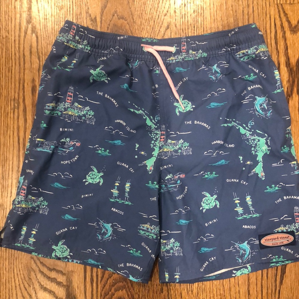 Vineyard Vines boys M (12-14) swim trunks like new